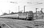 211 055 (Bw Leipzig Hbf West) fährt mit D 1447 (Hannover - Leipzig) in Köthen ein. (23.07.1980) <i>Foto: Hans-Joachim Simon (Archiv Ludger Kenning)</i>