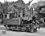 Gerhard Moll war dem Deutschen Eisenbahn Verein (DEV) sehr verbunden. Seit 1966 betreibt der DEV die erste dampfbetriebene Schmalspurbahn Deutschlands mit 1000 mm Spurweite zwischen Bruchhausen-Vilsen und Asendorf in Niedersachsen (ca. 35 km südlich von Bremen). Hanomag lieferte im Jahre 1900 vier baugleiche Lokomotiven an die Kleinbahn Hoya-Syke-Asendorf (HSA). Diese Loks wurden bei der HSA unter den Namen „HOYA“, „SYKE“, „VILSEN“ und „BRUCHHAUSEN“ geführt. 1902 kam die Lok „ASENDORF“ hinzu, und 1912 Lok „BÜCKEN“. Während der Betriebsführung der HSA durch das Landeskleinbahnamt Hannover erhielten die Maschinen zusätzlich zu ihren Namen Betriebsnummern. Die "HOYA" bekam die Nummer 31. Die VGH übereigneten dem Museumsbahnverein DEV die Lok „HOYA“ im Jahr 1967. Nach einer Aufarbeitung im AW Bremen-Sebaldsbrück konnte die Lok ein Jahr später wieder in Dienst gestellt werden. Nach einer zwischenzeitlichen, erneuten Restaurierung befindet sich die „HOYA“ nach wie vor im Dienst auf der Museumsbahnstrecke zwischen Bruchhausen-Vilsen und Asendorf. Gerhard Moll lieferte nicht nur sein Know-How, sondern fertigte auch Ersatzteile auf der heimischen Drehbank an. Am 30. Juli 1989 präsentierte sich die Lok nach der Hauptuntersuchung in neuem Glanz. (30.07.1989) <i>Foto: Gerhard Moll</i>