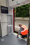 Bei den Fahrgast-Testfahrten waren alle Türen von Mitarbeiter von DB-Regio besetzt, die bei allen Stopps die Abstände zu den Bahnsteigen vermessen haben.  (11.07.2018) <i>Foto: Marcus Henschel</i>