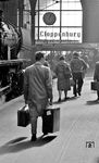 Ein Schnellzug mit 01 1060 ist soeben im Kopfbahnhof Hamburg-Altona eingetroffen, die Reisenden streben dem Ausgang zu. (1960) <i>Foto: Walter Hollnagel</i>