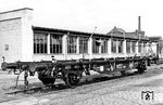Mit dem „Von-Haus-zu-Haus“-Transport über Schiene und Straße mit Großbehältern wurde bereits von der Deutschen Reichsbahn in den 1930er Jahren begonnen. Nach dem Zweiten Weltkrieg entstanden die ersten Großbehälter-Tragwagen 1949 aus zweiachsigen gedeckten Güterwagen („BT 10“), sowie die aus offenen Güterwagen gebauten „BT 30“; diese Wagen waren für drei Großbehälter ausgelegt. Der erste neu gebaute Behältertragwagen der DB war der „BTs 50“ (Lbs 578) für drei Großbehälter, danach folgte der „BTmms 51“ (Laabs 588) für sechs Behälter. Allerdings handelt es sich bei dem „BTmms 51“ um zwei verbundene BTs 50. Der „BTms 55“ ab 1955 war der erste Wagen für vier Großbehälter und auch der meistgebauteste mit ca. 2438 Stück. Der erste Wagen für fünf Großbehälter war der hier gezeigte und neu entwickelte „BTmms 58“ von 1959. Davon wurden bis 1966 2100 Stück gebaut. Ab 1964 erhielten die Behältertragwagen die UIC-Kennzeichnung und daher den Gattungsbuchstaben L. So wurde beispielsweise aus einem „BTmms 58“ ein "Lbs 589". (1959) <i>Foto: Bröde</i>