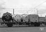 Behältertragwagen der Bauart BTmms58 "020 191" mit einer Auswahl der verschiedenen Behälterarten, die mit dem Wagen transportiert werden konnten. (1959) <i>Foto: Goll</i>