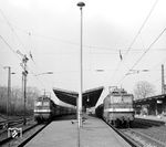 211 069 (Bw Halle P) überholt mit einem Schnellzug aus Hamburg einen Güterzug mit 242 204 im Bahnhof Roßlau. (13.02.1983) <i>Foto: Hans-Joachim Simon (Archiv Ludger Kenning)</i>
