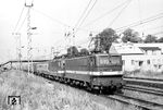 211 096 und 243 077 (beide vom Bw Halle P) verlassen mit einem Schnellzug nach Saalfeld den Bahnhof Berlin-Schönefeld. (02.08.1986) <i>Foto: Hans-Joachim Simon (Archiv Ludger Kenning)</i>