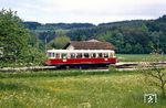 VT 6 ist auf dem Weg nach Gammertingen im Haltepunkt Veringendorf eingetroffen. (10.06.1987) <i>Foto: Ulrich Neumann</i>