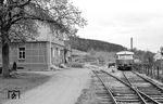 VT 6 auf der Fahrt nach Kleinengstingen im Kreuzungsbahnhof Trochtelfingen. (19.05.1962) <i>Foto: Gerd Wolff</i>