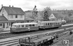 Die "ungleichen Brüder" VT 7 (Uerdingen, Baujahr 1951) und VT 5 (MAN, Baujahr 1961) im Bahnhof Gammertingen. VT 7 schied 1970 nach einem Unfall aus, VT 5 wurde 2013 von der Schwäbische-Alb-Bahn (SAB), Münsingen, übernommen. (19.05.1962) <i>Foto: Gerd Wolff</i>