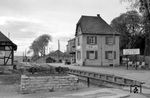 Der Bahnhof Hechingen (Landesbahn) an der HzL-Strecke von Gammertingen nach Eyach. Über eine Spitzkehre gelangt man von hier aus auch zum höhergelegenen DB-Bahnhof Hechingen. (19.05.1962) <i>Foto: Gerd Wolff</i>