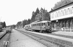 VT 25 der Tegernseebahn (Esslingen, Baujahr 1940, Fabriknummer 20000) mit VS 145 076 im Bahnhof Schaftlach. (19.04.1962) <i>Foto: Gerd Wolff</i>