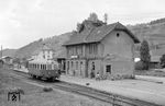 Ein Triebwagen der Deutsche Eisenbahn-Betriebsgesellschaft AG (DEBG) ist im Endbahnhof der Harmersbachtalbahn aus Biberach (Baden) eingetroffen.  (02.06.1962) <i>Foto: Gerd Wolff</i>