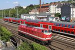 229 181 der Cargo Logistik Rail-Service GmbH, Barleben (CLR) auf dem Weg nach Gerolstein in Wuppertal-Unterbarmen. Im Hintergrund fährt der RE 4 (Aachen - Dortmund) vorbei. (13.07.2018) <i>Foto: Wolfgang Bügel</i>