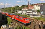 So sieht eine saubere Lok aus: 111 118 mit RE 10430 nach Aachen in Wuppertal-Unterbarmen. Im Originalfarbkleid sah die Lok noch etwas anders aus (vgl. Bild-Nr. 49241). (13.07.2018) <i>Foto: Wolfgang Bügel</i>