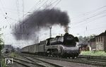 10 002 (Bw Kassel) ballert mit D 178 (Westerland/Sylt — Mannheim Hbf) aus dem Bahnhof Marburg. (1965) <i>Foto: John Carter</i>