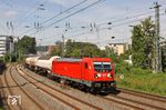 Vermehrt tauchen seit Juli 2018 Loks der Baureihe 187 vor den Güterzügen im Tal der Wupper auf. Hier befördert die in Gremberg beheimatete 187 083 den EZ 51503 nach Hagen Gbf in Wuppertal-Elberfeld. (18.07.2018) <i>Foto: Wolfgang Bügel</i>