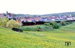 50 622 und 23 105 mit Sonderzug D 18610 aus Bayreuth vor der Kulisse von Creußen, kurz vor Schnabelwaid. (18.05.1985) <i>Foto: Joachim Bügel</i>