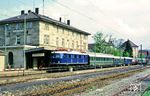 E 18 047 bespannte den historischen Sonderzug E 20359 nach Crailsheim, aufgenommen in Ellwangen. Dafür ließ man auch schon mal den Dampftag in Nürnberg sausen. (19.05.1985) <i>Foto: Joachim Bügel</i>