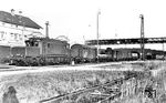 E 93 07 (Bw Kornwestheim) fährt mit einem Güterzug durch den Bahnhof Amstetten und wird gleich die Geislinger Steige hinabrollen. (26.07.1952) <i>Foto: Carl Bellingrodt</i>
