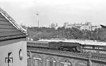 01 0510 (Bw Wittenberge) mit D 1332 nach Hamburg vor der Kulisse von Fernsehturm und Reichstag nahe des Lehrter Bahnhofs in Berlin. (07.1976) <i>Foto: Burkhard Wollny</i>