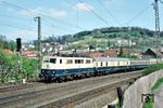 111 037 (Bw München) fährt mit einem Schnellzug durch Heigenbrücken. (04.1981) <i>Foto: Bernd Backhaus</i>