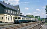 624 648/507 fährt auf der Rückfahrt aus Waldbröl durch den Bahnhof Wiehl.  (25.05.1985) <i>Foto: Wolfgang Bügel</i>