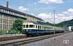 Nach einem kurzem Halt in Bergneustadt passiert 624 507 als Sonderzug Nt 25196 in der Bahnhofsausfahrt nach Wiedenest das Gebäude der Textilfabrik Leopold Krawinkel aus dem Jahr 1806.  (25.05.1985) <i>Foto: Wolfgang Bügel</i>