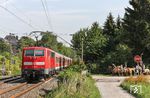 Kein Ersatzzug, sondern die planmäßige Garnitur des RE 10729 (Rheine - Krefeld) im Sommerfahrplan 2011. 111 157 passiert am Bü Wilzhauser Weg bei Solingen-Ohligs eine Reitergruppe. (05.07.2011) <i>Foto: Joachim Bügel</i>
