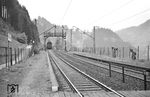 E 244 21 hat soeben das Ravenna-Viadukt hinter sich gelassen und fährt mit P 1562 in den Bahnhof Höllsteig ein. Einziger Fahrgast scheint an diesem Tag Helmut Röth gewesen zu sein, der anschließend in Freiburg seine Fototour fortsetzte.  (18.05.1959) <i>Foto: Helmut Röth</i>