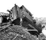Am 23. Juli 1960 gegen 11.15 Uhr stießen zwei Arbeitszüge an der Christbuchenstraße in Kassel-Kirchditmold zusammen. Das Unglück ereignete sich, als ein aus Richtung Harleshausen mit zwei Lokomotiven bespannter Arbeitszug (92 743 und 92 853, beide vom Bw Kassel) auf einen stehenden Arbeitszug auffuhr. Durch die Wucht des Aufpralls wurde alle drei Lokomotiven sowie etliche Güterwagen beschädigt. Ein 49-jähriger Az-Führer wurde so schwer verletzt, das er im Krankenhaus verstarb, ein 45-jähriger Lokführer wurde mit schweren inneren Verletzungen ins Krankenhaus gebracht. 92 743 und 92 853 wurden beide am 24.07.1960 z-gestellt und am 25.10.1960 ausgemustert. (23.07.1960) <i>Foto: Privatfoto</i>