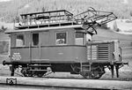 Seit 14. Mai 1925 die gesamte Arlbergstrecke von Innsbruck nach Bludenz elektrisch befahrbar. Die Elektrifizierung der Bahn erfolgte im System 15 kV, 16 2/3 Hz, das in Österreich schon zu dieser Zeit als Einheitstromsystem für die Eisenbahnen vereinbart wurde. Die technische Ausführung der als Kettenfahrleitung ausgestatteten Oberleitung erfolgte durch die A.E.G. Union Elektrizitätsgesellschaft und die Österreichischen Siemens-Schuckert Werke. Zur Fahrleitungsunterhaltung wurden Motorturmwagen beschafft, die ab 1938 von der Reichsbahn umgenummert wurden. Einer dieser Turmwagen war die Nr. 26 der KEL Innsbruck, der nach der Umzeichnung von den RVM-Fotografen porträtiert wurde. (1938) <i>Foto: RVM</i>