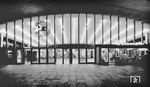 Auch die Nachtbeleuchtung mit den schicken Osram Hochspannungsleuchtstoffröhren Superlux musste im neuen Bochumer Hauptbahnhof in Szene gesetzt werden. (1957) <i>Foto: Willi Marotz</i>