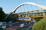 Ein dreiteiliger Schwebebahnzug aus den Baujahren 1972 bis 1975 überquert das Brückenbauwerk über die Bundesstraße 7 zwischen Robert-Daum-Platz und Ohligsmühle in Wuppertal-Elberfeld, das schon am 25. Mai 1955 eingeweiht wurde. (2009) <i>Foto: Jan Niko Kirschbaum</i>