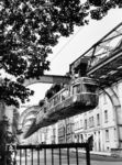 Ein Schwebebahnzug der Reihe B 50 auf der "Landstrecke" zwischen den Haltestellen Bruch und Hammerstein in Wuppertal-Vohwinkel. (1971) <i>Foto: Dr. Hans-Jürgen Vorsteher</i>