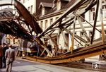 Das eingestürzte Schwebebahngerüst in der Sonnborner Straße in Wuppertal-Vohwinkel. (11.09.1968) <i>Foto: Dr. Hans-Jürgen Vorsteher</i>