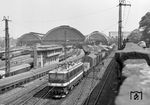 242 010 fährt mit einem Güterzug aus Pirna durch Dresden Hbf. (27.05.1982) <i>Foto: Hans-Joachim Simon (Archiv Ludger Kenning)</i>