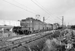 242 071 (Bw Halle P) um 19.15 Uhr mit einem Güterzug von Bitterfeld nach Dessau in Dessau gegenüber des Ausbesserungswerkes. (26.06.1972) <i>Foto: Hans-Joachim Simon (Archiv Ludger Kenning)</i>