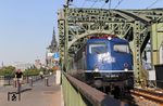 110 469 vor dem NX-Ersatzzug (diesmal unter der neuen Nummer) RB 75379 nach Wuppertal-Oberbarmen auf der Hohenzollernbrücke kurz vor dem Bahnhof Köln-Messe/Deutz. (03.08.2018) <i>Foto: Joachim Bügel</i>