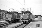 Zusammentreffen der beiden E 244 21 und E 244 22 in Freiburg Hbf. Nach der Elektrifizierung der Höllentalbahn 1936 nahm die damalige Deutsche Reichsbahn den Versuchsbetrieb mit der vom Bahnstrom (16 2/3 Hz, 15kV) abweichenden Frequenz von 50 Hz und einer Spannung von 20kV auf. Es sollte die Frage beantwortet werden, ob sich der Strom aus der Steckdose auch im harten Betriebsalltag der Bahn bewährte. Die Höllental- und Dreiseenbahn waren aufgrund der Steilstrecke und dem harten Winter besonders geeignetes Testgebiet. Für den Insel-Betrieb wurden zu Anfangs vier E-Loks der Baureihe E 244 von unterschiedlichen Herstellern geliefert, die sich alle von der technischen Ausrüstung unterschieden, um so möglichst viele Testergebnisse zu erhalten. Die Maschinen etablierten sich im Probe- und Alltagsbetrieb mehr oder minder gut, wobei sich die E 244 21 von Siemens als zuverlässigste Lok herausstellte. Nach dem Krieg zog die Strecke das Interesse der französischen Besatzer auf sich. Diese setzten sich für den raschen Wiederaufbau ein und ließen sogar eine fünfte Lokomotive (E 244 22) aus Teilen der kriegsbeschädigten E 44 005 aufbauen, um so für die französische Eisenbahn Tests durchzuführen. Bis heute fahren die Franzosen mit 50 Hz und 25kV. Die Deutsche Bundesbahn übernahm 1949 die elektrische Inselbahn und führte den Betrieb fort. Als in den 1950er Jahren der Fahrdraht mit den regulären 16 2/3 Hz und 15 kV Freiburg erreichte wurde der Versuchsbetrieb zum Problem, denn ein Bahnhof mit zwei unterschiedlichen Stromsystemen ist im Alltagsbetrieb sehr hinderlich. So beschloss die DB den 50 Hz-Betrieb aufzugeben und auf den üblichen Bahnstrom umzustellen. Im Mai 1960 wurde der Strom umgestellt und gleichzeitig alle 5 Versuchsloks abgestellt. E 244 01 wurde alsbald verschrottet, aus E 244 11 und E 244 22 wurden die E 44 188 und 189 und Teile der E 244 21 wurden zum Bau der Mehrsystemlok E 344 01 verwendet. Als technisches Denkmal dieser Baureihe ist die E 244 31 erhalten geblieben und wird vom Verein Historische Eisenbahn Mannheim e.V. betreut (Quelle: 3seenbahn.de). (18.05.1959) <i>Foto: Helmut Röth</i>