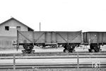 Als Rollbock bezeichnet man ein zweiachsiges Hilfsdrehgestell mit dem ein normalspuriger Güterwagen auf einer schmalspurigen Eisenbahnstrecke befördert werden kann. Dadurch entfällt das Umladen der Güter vom Normalspur- auf das Schmalspurfahrzeug und umgekehrt, so wie hier auf der Oberrheinische Eisenbahn-Gesellschaft in Heidelberg-Wieblingen mit dem Omm37-Wagen Nr. 853396. (28.05.1959) <i>Foto: Helmut Röth</i>