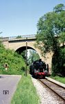 Am Arnsberger Burgweg unterquert 24 009 mit Sonderzug P 130 aus Neheim-Hüsten das Viadukt der oberen Ruhrtalbahn. (26.05.1985) <i>Foto: Wolfgang Bügel</i>