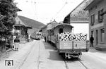 Zugkreuzung in Löhningen. 14 Kilometer der 16 Kilometer langen Überlandstrecke verliefen strassenbündig, was letztlich auch in der Konkurrenzsituation zum anwachsenden Straßenverkehr - wie überall - den Tod der Eisenbahn bedeutete, die nur noch als Verkehrshindernis angesehen wurde.  (01.06.1962) <i>Foto: Gerd Wolff</i>