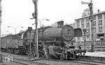 50 1432 (Bw Reichenbach, leihweise Bw Aue) mit einem Güterzug nach Schwarzenberg im Bahnhof Aue/Sachsen. (07.1976) <i>Foto: Burkhard Wollny</i>