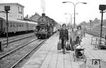 Ankunft in Aue: Die Fahrgäste aus dem Personenzug aus Zwickau scheinen nicht sehr angetan von der Reise gewesen zu sein - vielleicht lag weniger an der bescheidenen Höchstgeschwindigkeit der pr. G 12, als an den mit bis an die Zähne mit Fotoapparaten bewaffneten Fotografen.  (07.1976) <i>Foto: Burkhard Wollny</i>