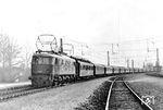 Die am 15. Februar 1936 angelieferte E 18 07 mit einem Messzug im Bahnhof Gabelbach zwischen Günzburg und Augsburg. Die Messfahrten fanden zur Überprüfung der Leistungsfähigkeit der Lok vom 3. bis 6. März 1936 statt. Sie galten der Erprobung der E 18 mit hohen Anhängelasten in den Plänen von D- bzw. FD-Zügen. Zwischen München und Stuttgart wurden zwei Züge mit einer Last von 681 t bzw. 685 t gefahren. Dabei wurden Fahrleistungen bis 4.740 kW (6.450 PS) erzielt, ohne dass die Temperaturen der zu kühlenden Komponenten überschritten wurden. Die Hochleistungsmessfahrten bestätigten damit, dass die E 18 in der Lage war, 12 bis 14 Wagen in den Schnellzugfahrplänen ohne Überlastung zu fahren. E 18 07 hatte weniger Glück. Sie wurde bereits nach 8 Einsatzjahren nach einem Bahnübergangsunfall in Langweid/Lech (zwischen Augsburg und Donauwörth) am 14.09.1944 abgestellt und am 17.11.1945 ausgemustert. (03.03.1936) <i>Foto: RVM (Werkfoto)</i>