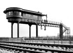 Der 1931 in Betrieb gegangene Abzweig Emma lag zwischen Düsseldorf-Volksgarten und Düsseldorf Abstellbahnhof und stellte die Verbindung zwischen Düsseldorf Hbf und dem Abstellbahnhof her. Mit der Elektrifizierung der Strecke Köln - Düsseldorf verschwand das Stellwerk, der Stellbereich wurde dem Fahrdienstlieterstellwerk "Af" in Düsseldorf Abstellbahnhof zugeordnet. (31.03.1933) <i>Foto: RBD Wuppertal (Eckler)</i>