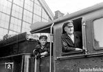Nur das Zusammenspiel dieser beiden Herren sorgte auf der Dampflok für eine pünktliche und sichere Zugfahrt. 17 1105 vom Bw Frankfurt (Oder) Pbf wartet hier auf dem Schlesischen Bahnhof in Berlin auf die Abfahrt in die Heimat. (1929) <i>Foto: RVM</i>