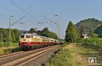 E 10 1309 mit dem AKE-Rheingoldzug vor der Ruine Hammerstein auf der rechten Rheinstrecke zwischen Rheinbrohl und Leutesdorf. (25.07.2018) <i>Foto: Ralf Opalka</i>