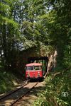 Zwischen Kasbach und Linz passiert 798 752 einen kurzen Tunnel. Genau genommen handelt es sich um einen Schutztunnel. Darüber verlief früher eine Seilbahn, die Gestein/Schotter vom hochgelegenen Steinbruch zum Rheinhafen nach Linz transportierte. Damit herabfallende Steinbrocken nicht die Bahn gefährdeten, wurde dieser Tunnel angelegt.  (25.07.2018) <i>Foto: Ralf Opalka</i>