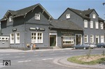 Das im typisch bergischen Stil mit Schieferabdeckung gehaltene Empfangsgebäude von Wermelskirchen an der Strecke Remscheid-Lennep - Opladen.  (14.05.1982) <i>Foto: Peter Schiffer</i>