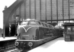 V 200 003 vor F 4 ("Senator") im Bahnhof Hamburg-Dammtor. (05.1954) <i>Foto: Walter Hollnagel</i>