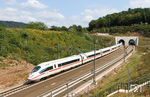 403 051 rollt als ICE 720 (München - Dortmund) am Tunnel Metzberg bei Hain die Neubaustrecke der Spessartrampe hinab. (18.08.2018) <i>Foto: Joachim Bügel</i>